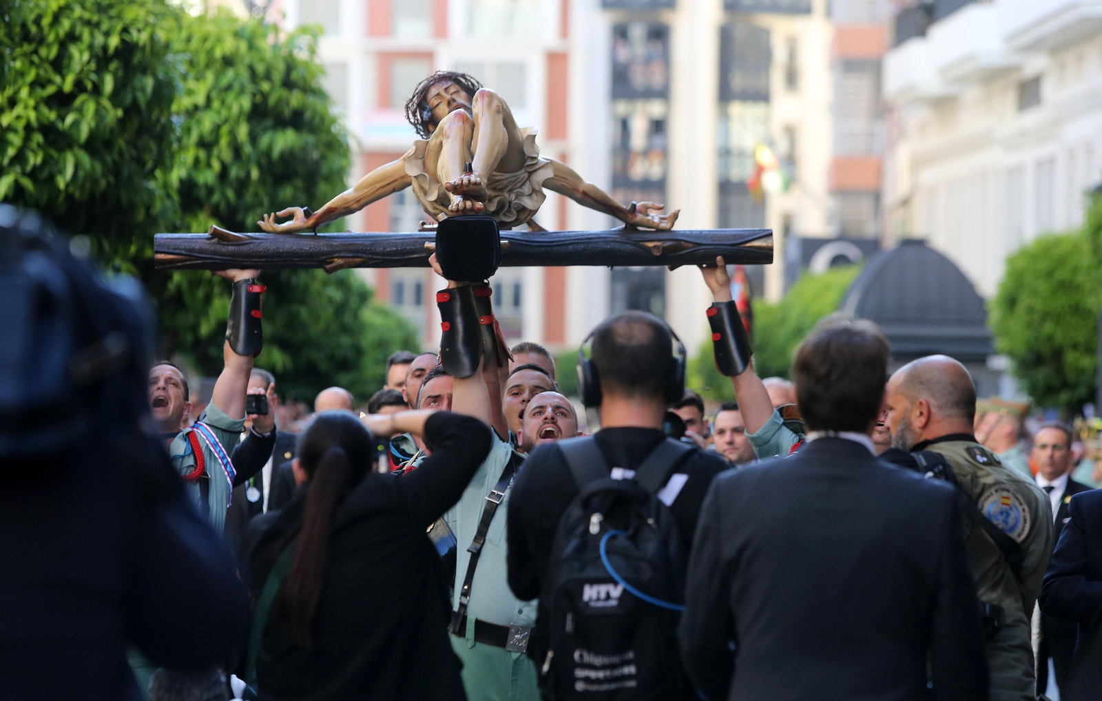 Procesión del Cristo de la Vera Cruz, escoltado por la Legión en las calles de Huelva