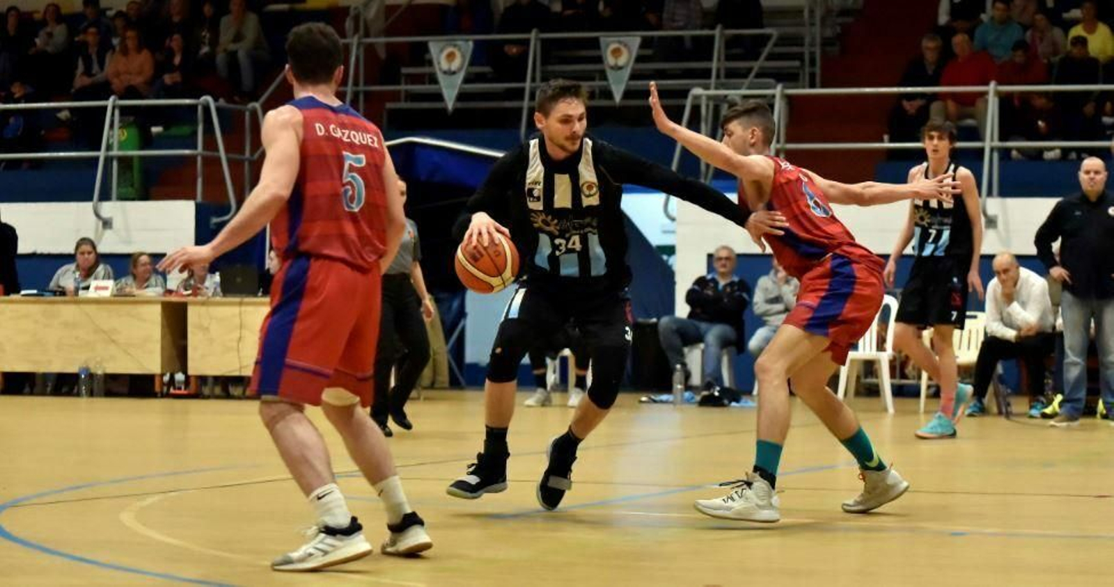 Alex Bak, que hizo 42 de valoración, aparta a un rival