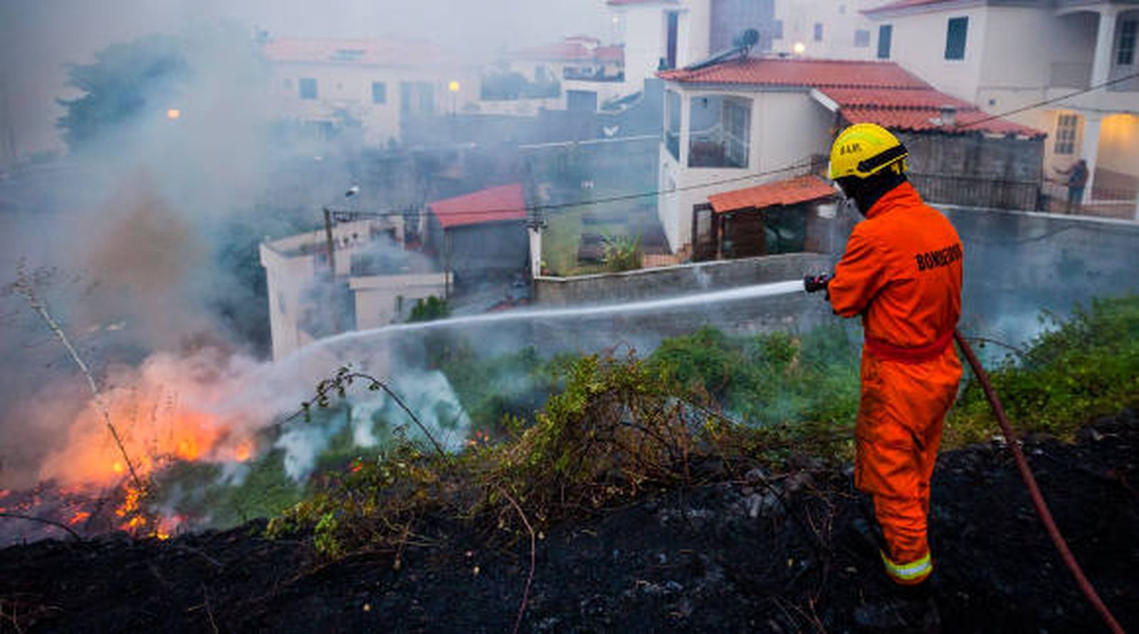 Tres muertos en el grave incendio que azota Madeira