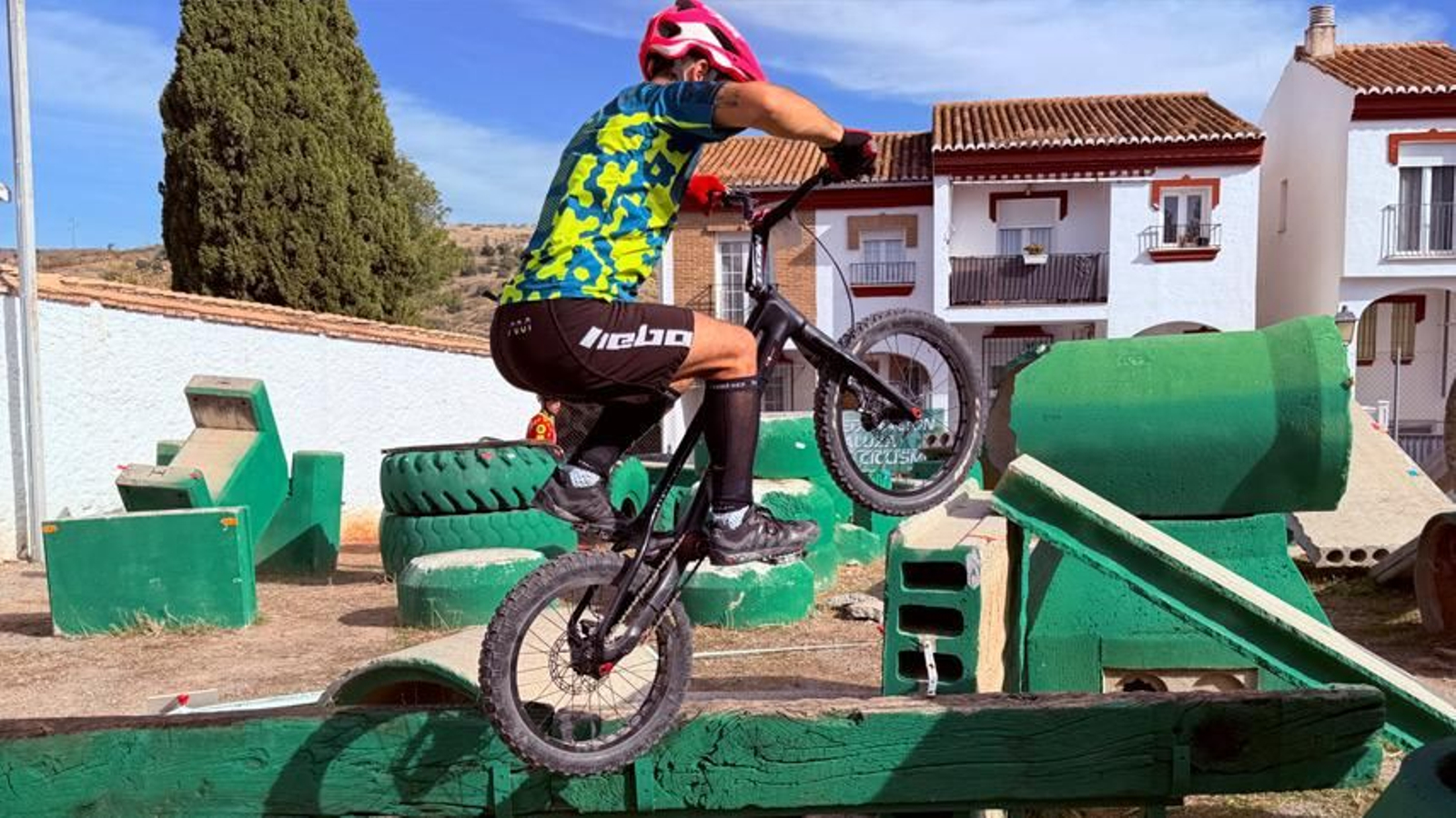 Un piloto en plena acción en la Copa de Andalucía de trialbici.