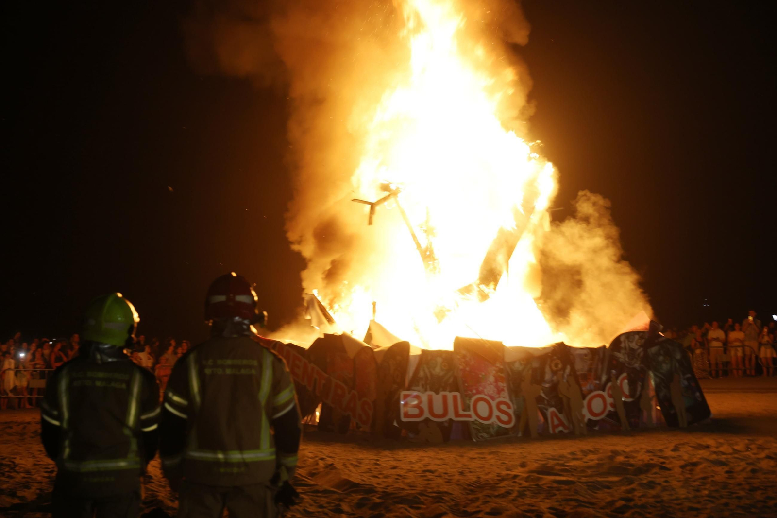 Así se vive la Noche de San Juan en la playa de la Malagueta de Málaga, en fotos