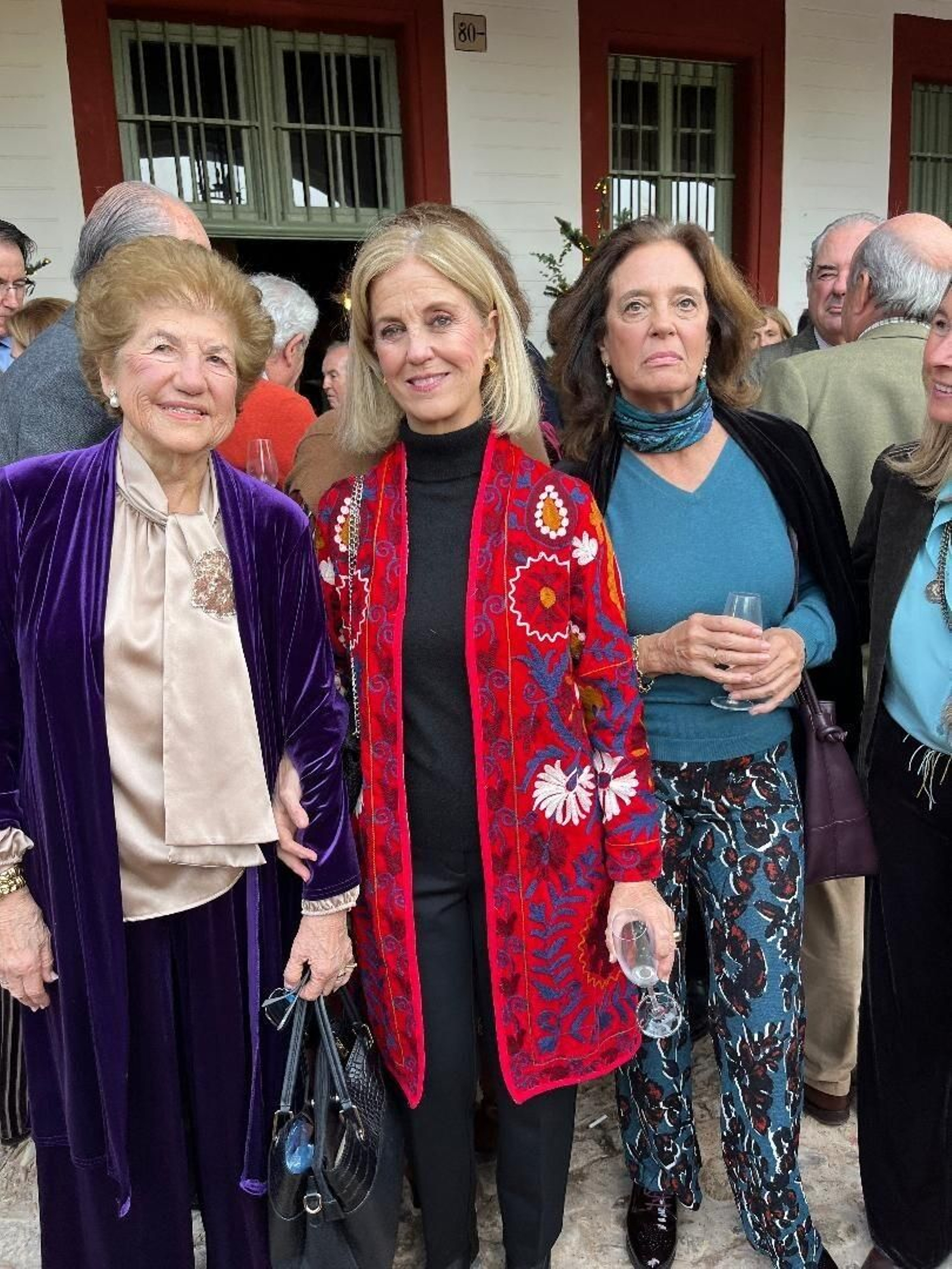 Victoria Bohórquez Mora-Figueroa, Reyes Cavero y Verónica Lora, en la Viña La Carreña.