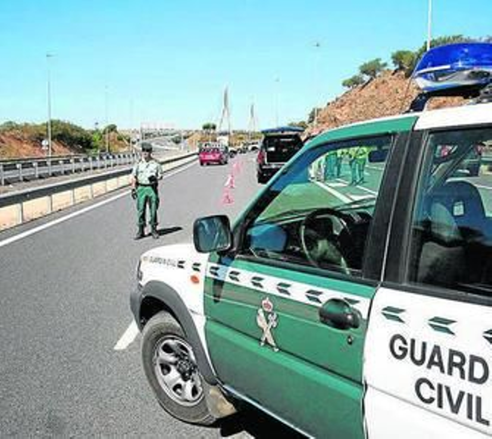 Un agente de la Guardia Civil, en un control de carretera.