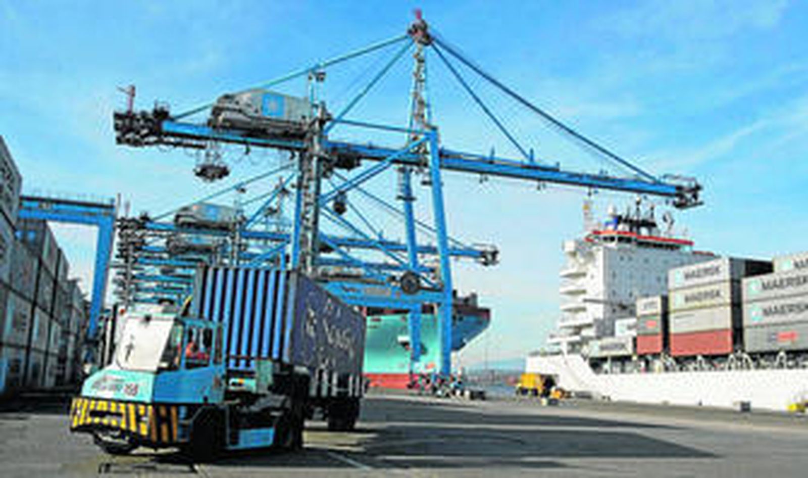 Un estibador manipula un contenedor dentro del patio de APM Terminals Algeciras.