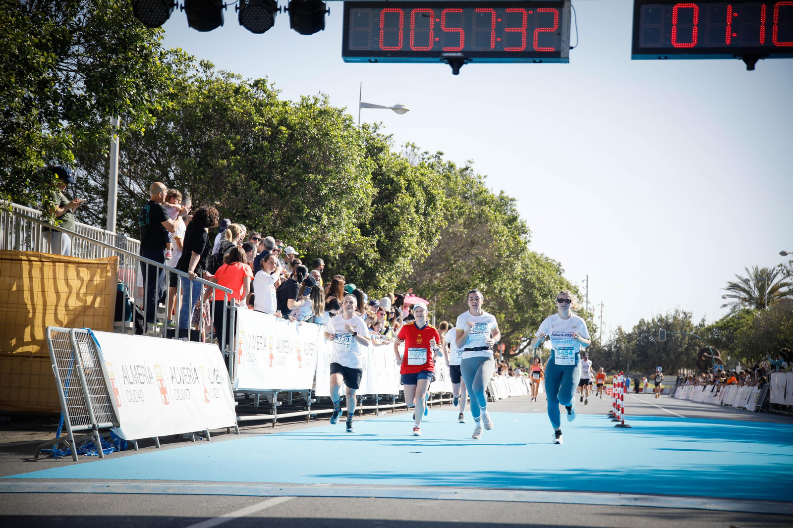 Imágenes de la llegada de la Media maratón Ciudad de Almería