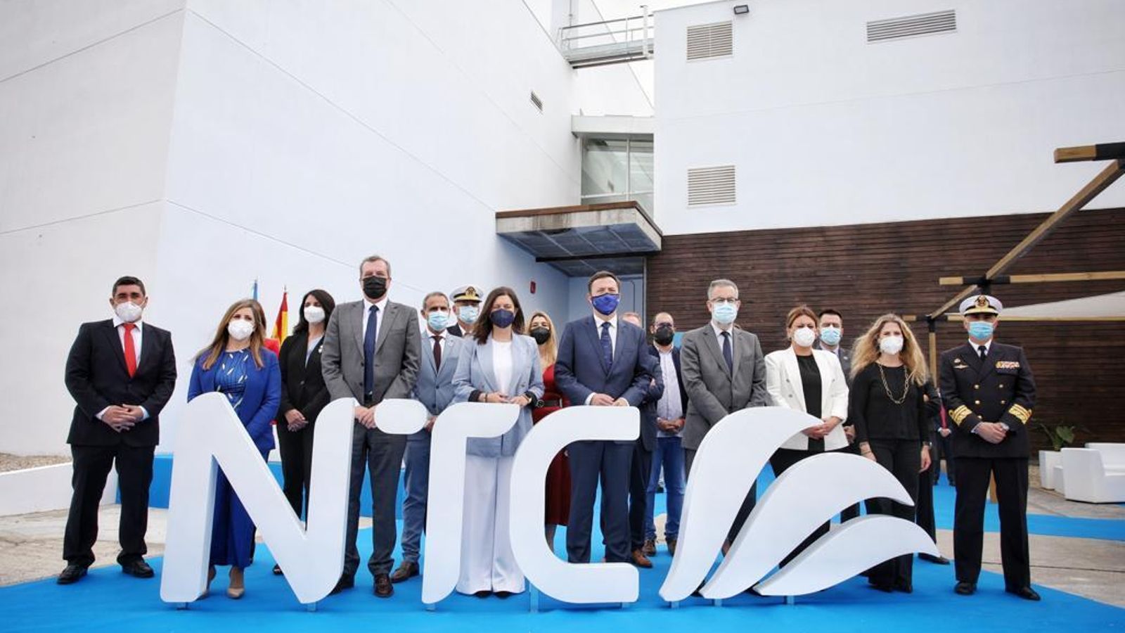 Foto realizada en el acto de inauguración con todas las autoridades presentes.