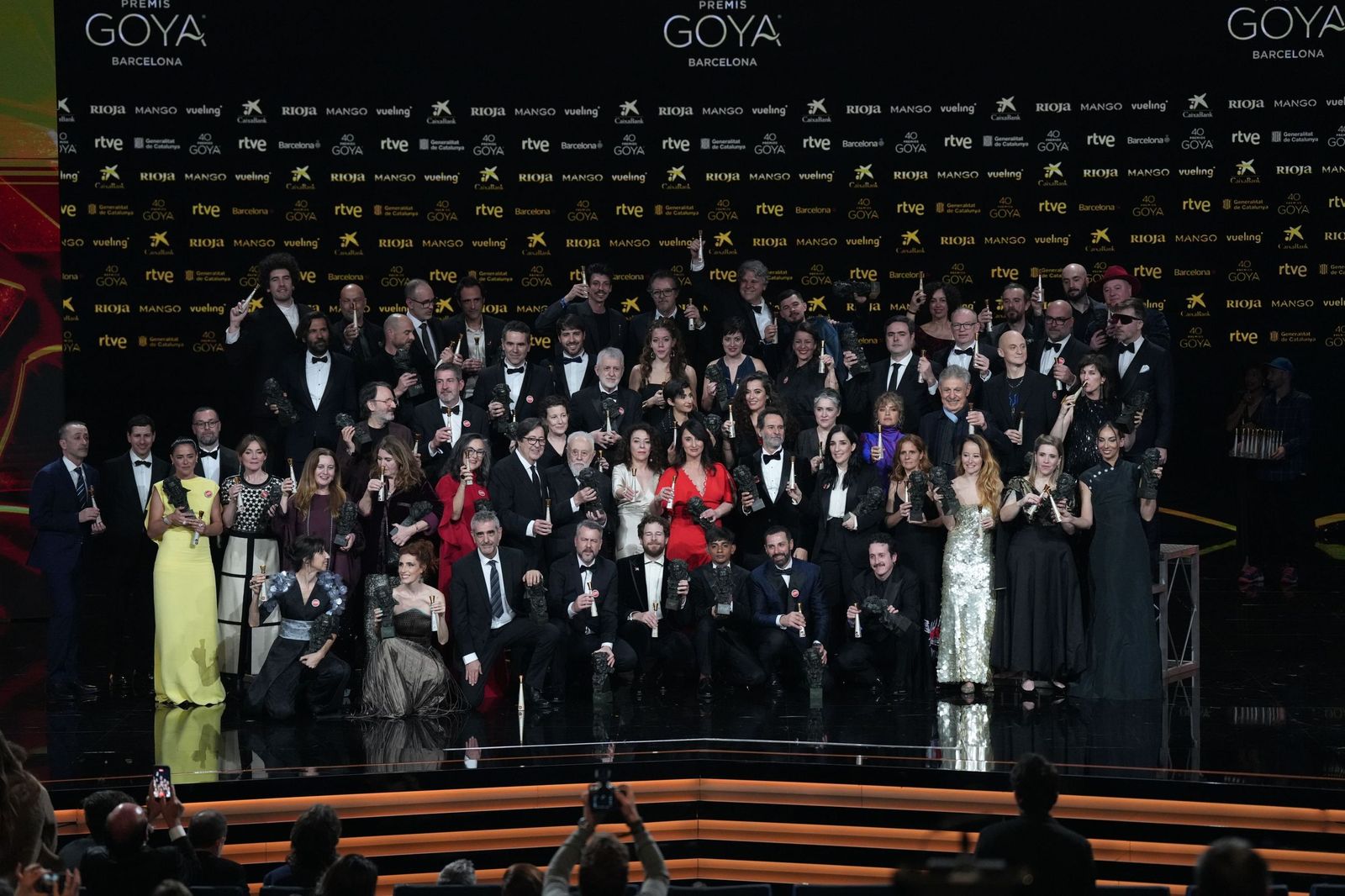 Foto de familia de los galardonados en los Premios Goya 2026.