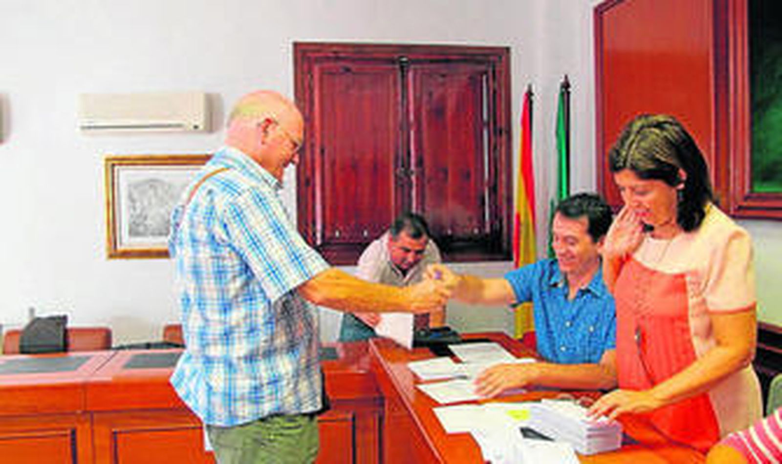 Malcom José Roel recoge su tarjeta de transporte urbano gratis