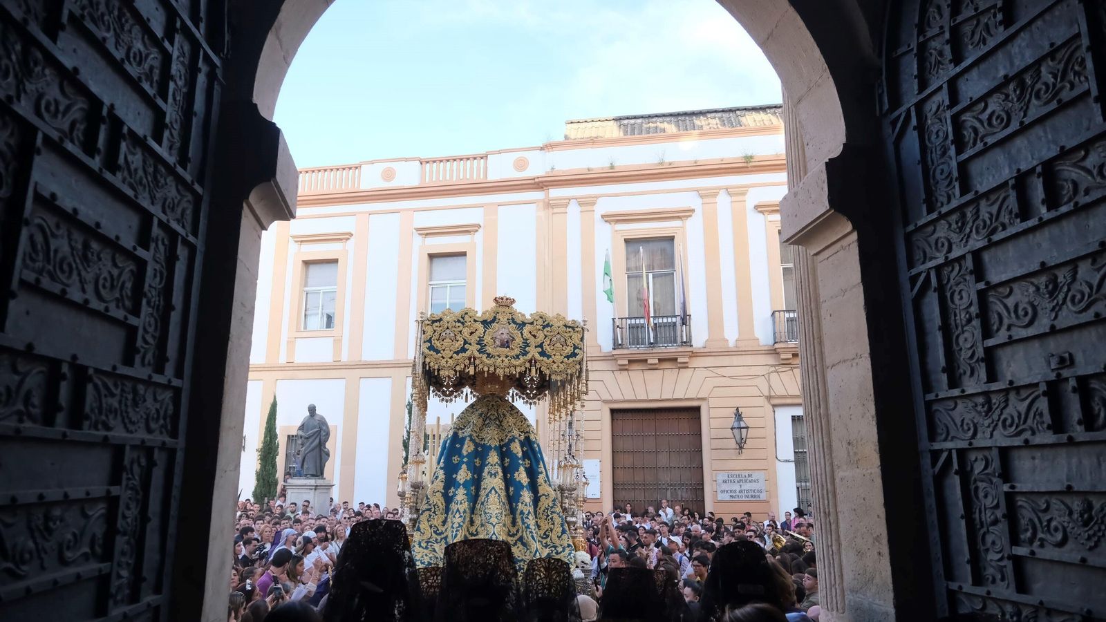 La Virgen de la Trinidad, durante su salida de su iglesia.