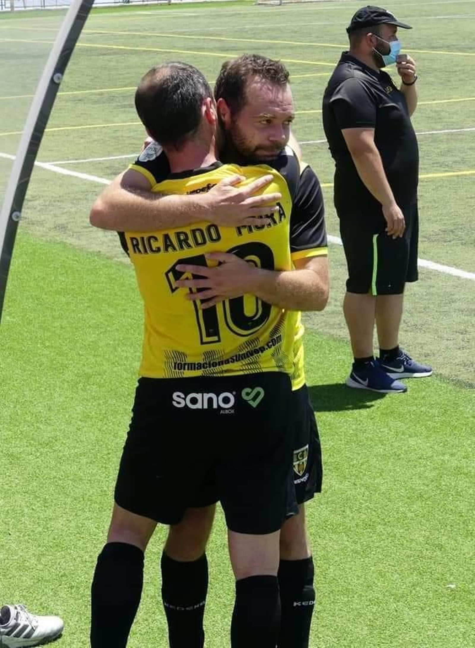 Javilín abraza a su compañero y amigo Ricardo.