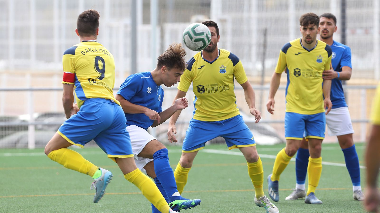 Yeray, de espaldas con el 9 en el partido contra el Xerez DFC B, no está jugando pero sí Julio, otro exindustrialista.