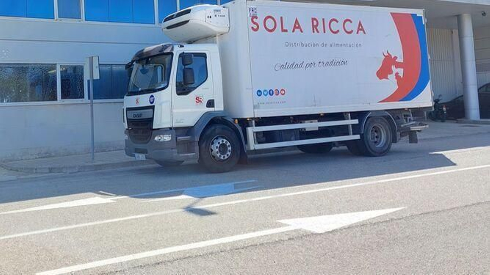 Camión de una de las empresas de Sola Ricca en Zona Franca.