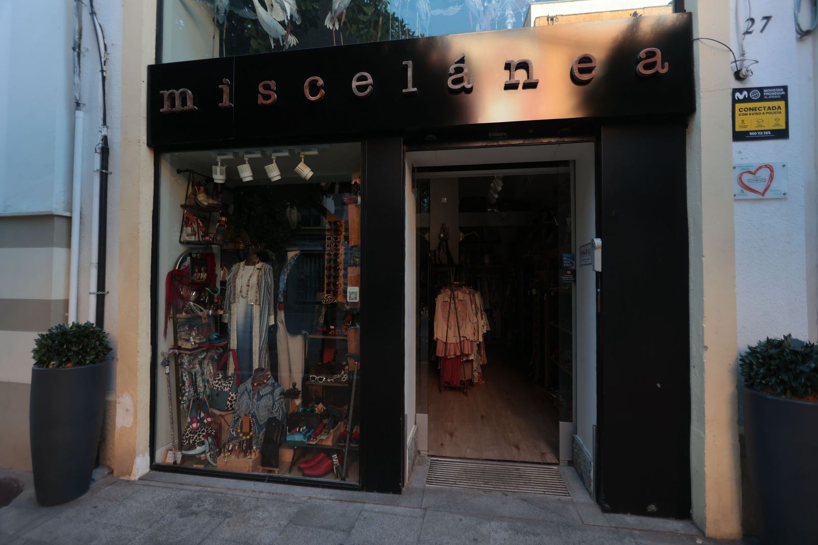 Tienda a oscuras ayer en Jerez.