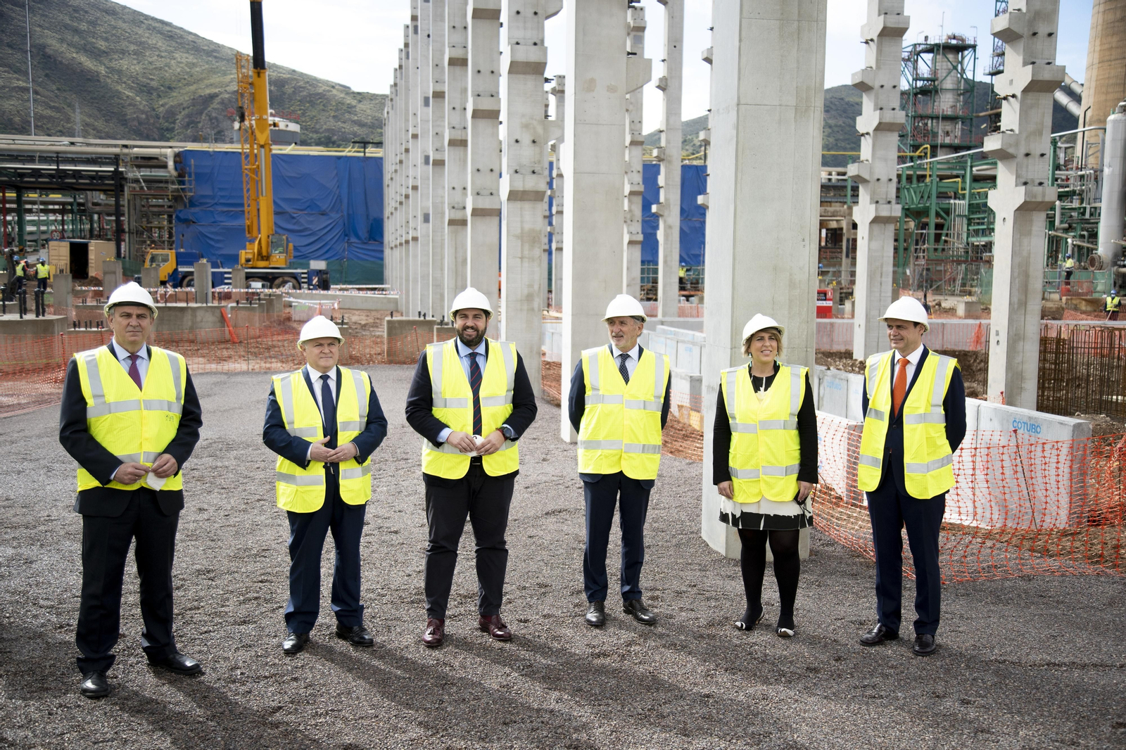El Presidente de Repsol, Antonio Brufau (en el centro), el Presidente de la Región de Murcia, Fernando López Miras (a su derecha) y la Alcaldesa de Cartagena, Noelia Arroyo (a su izquierda), junto al resto de autoridades que asistieron al acto.