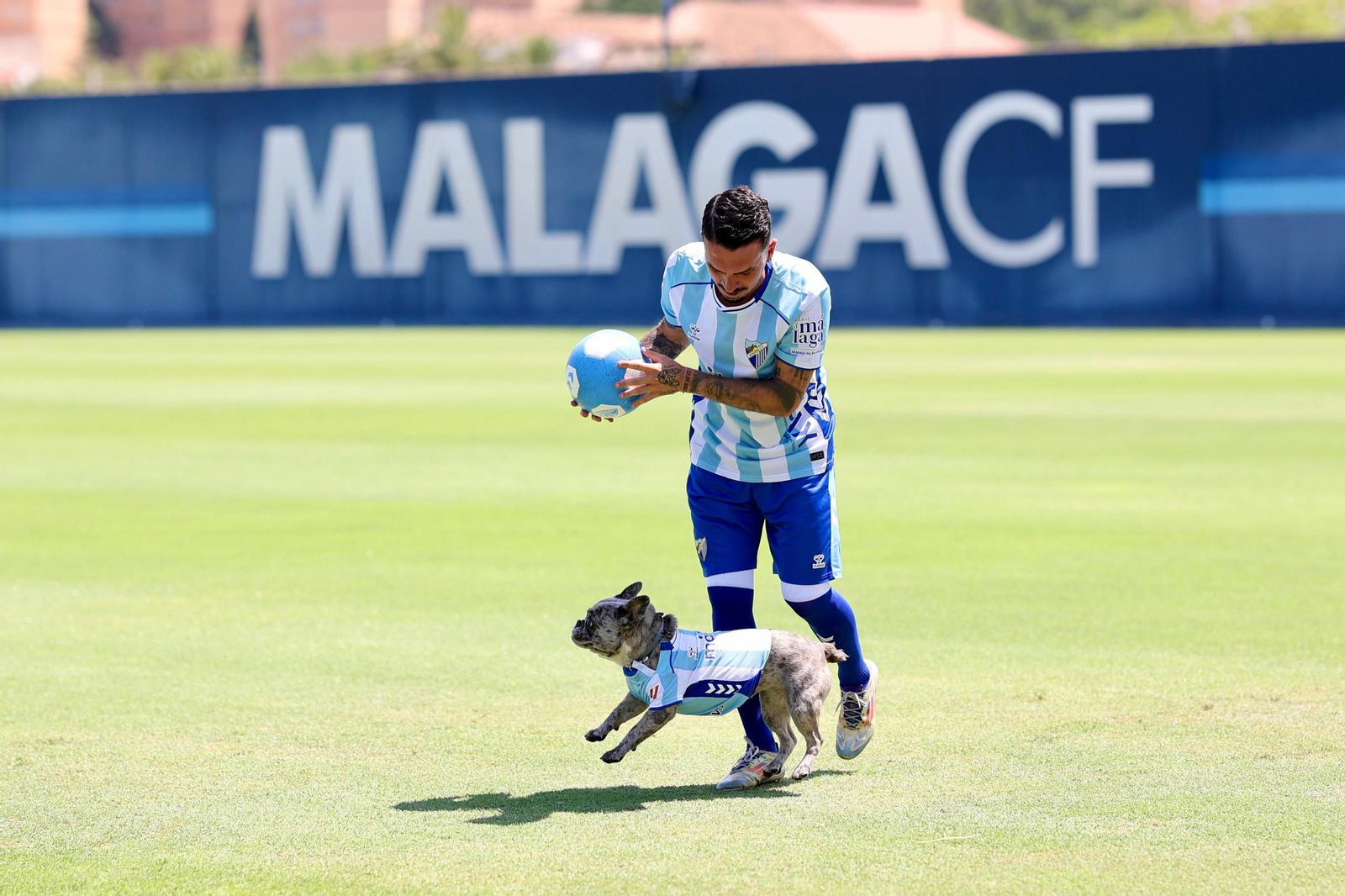 Joaquín Muñoz, radiante y con su gente en su primer día de malaguista