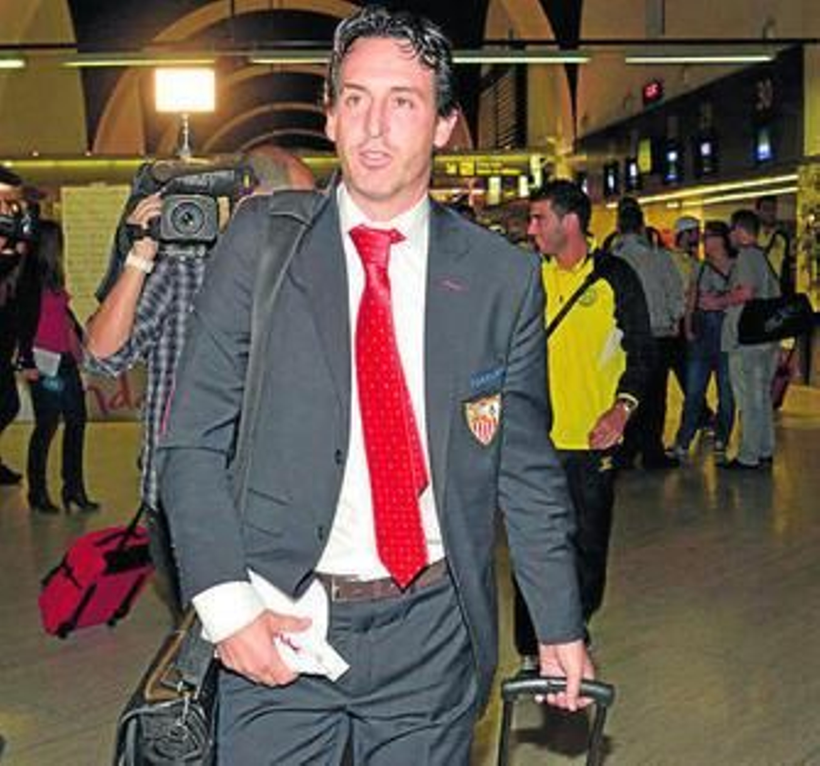 Unai Emery se dispone a acceder a la zona de embarque de San Pablo.
