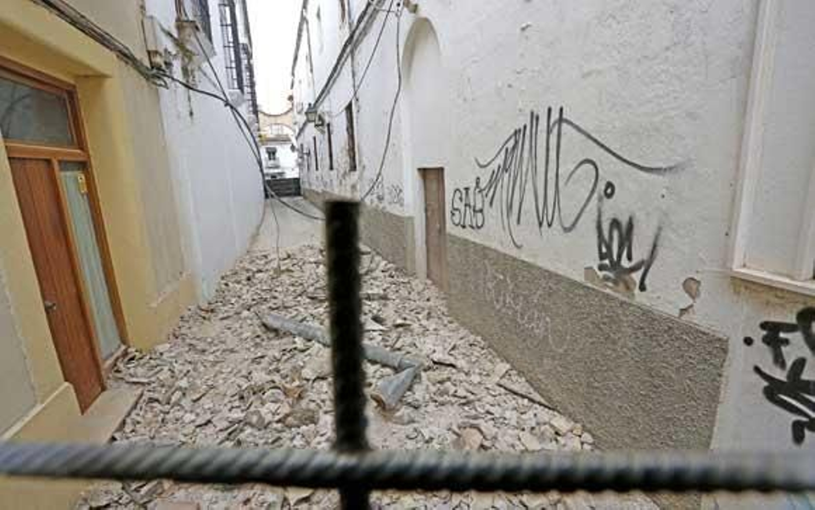 Imagen de la situación de la calle Ídolos ayer al mediodía desde el acceso por Guadalete. /Pascual