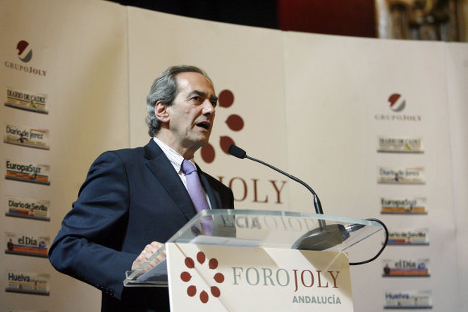 González-Páramo sostiene que la crisis se superará con confianza