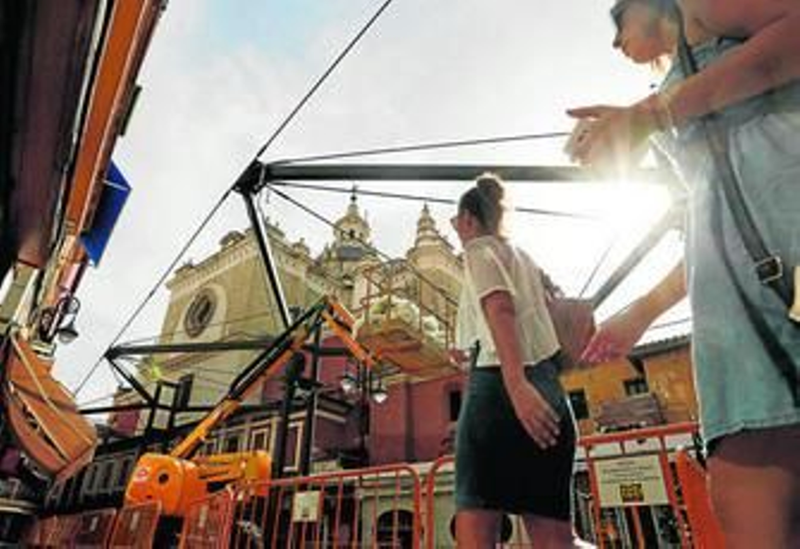 Estructuras de hierro instaladas en la Plaza del Pan para sostener los toldos.