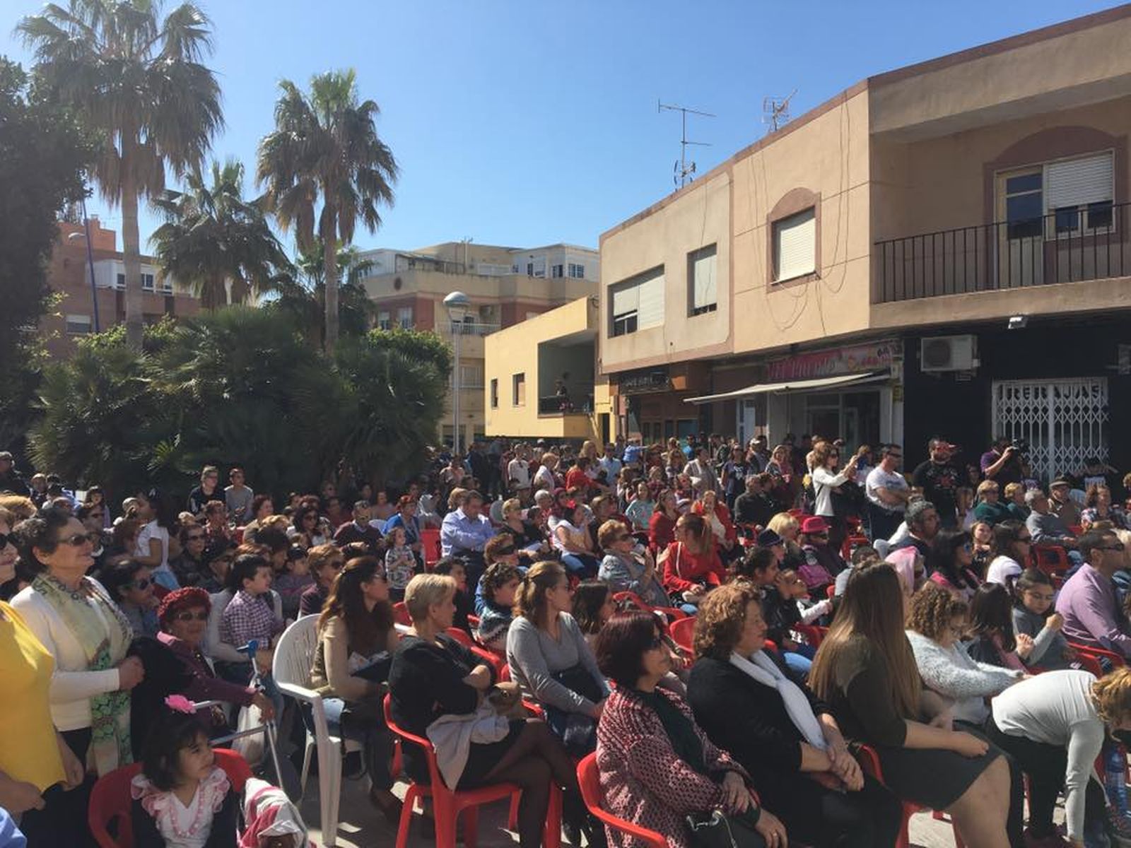Muchos vecinos acuden a la cita del Día de Andalucía.