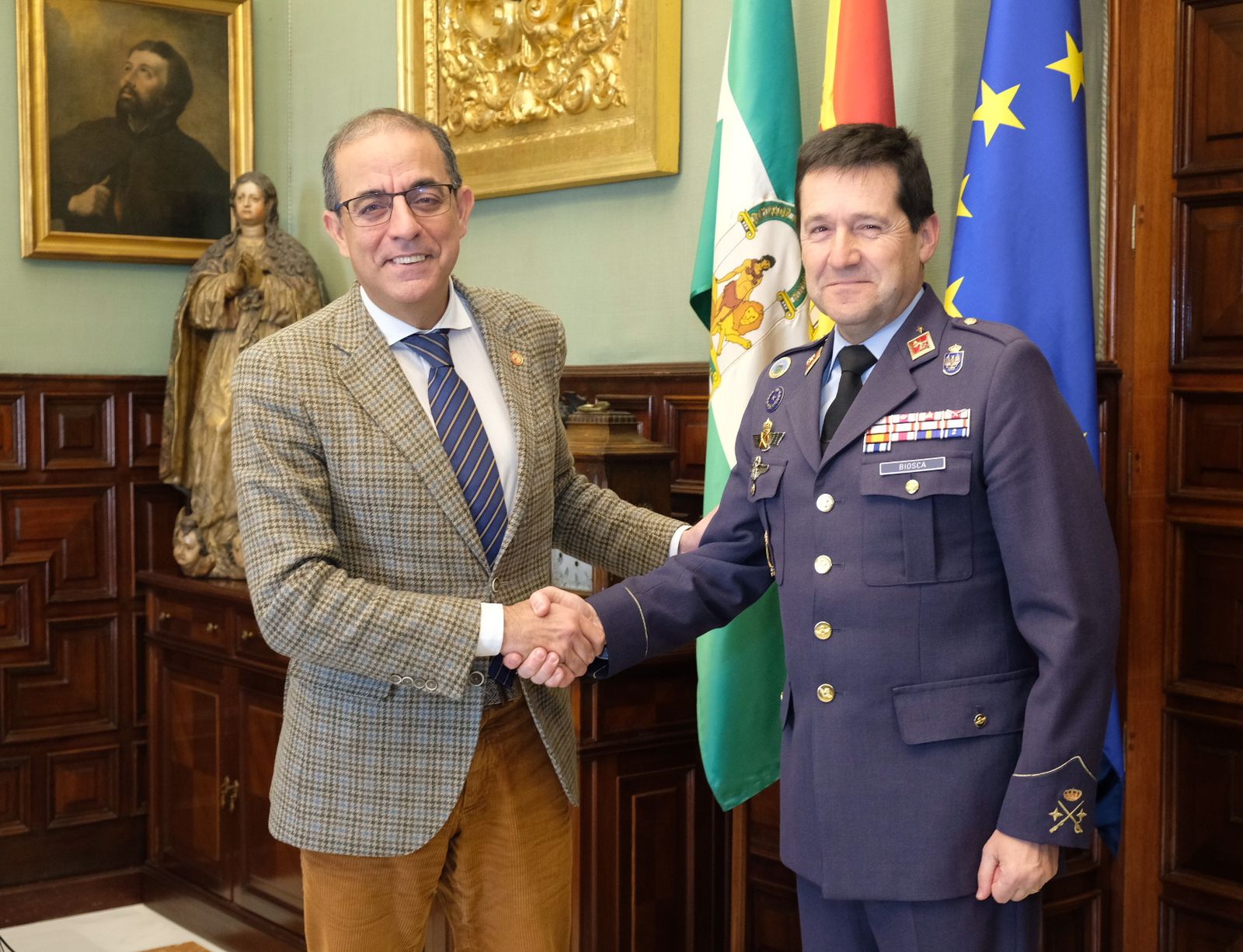 El rector de la US, Miguel Ángel Castro, y el general director de Enseñanza del Ejército del Aire, Enrique Jesús Biosca, tras la firma del acuerdo.