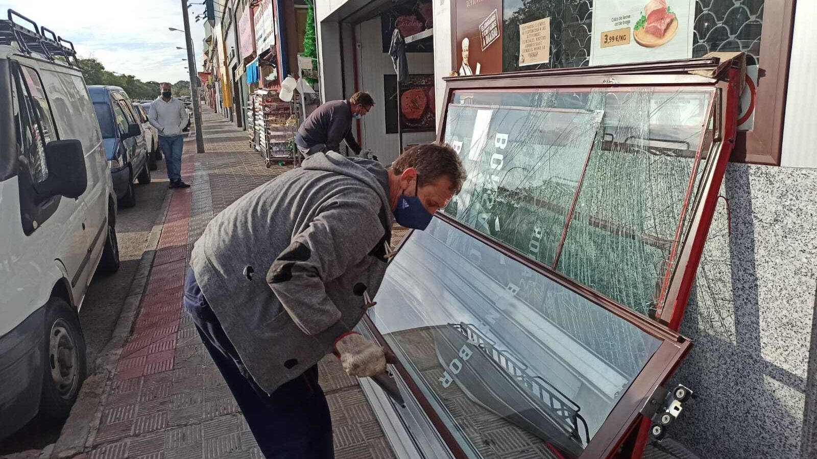 Trabajos para retirar las puertas destrozadas.