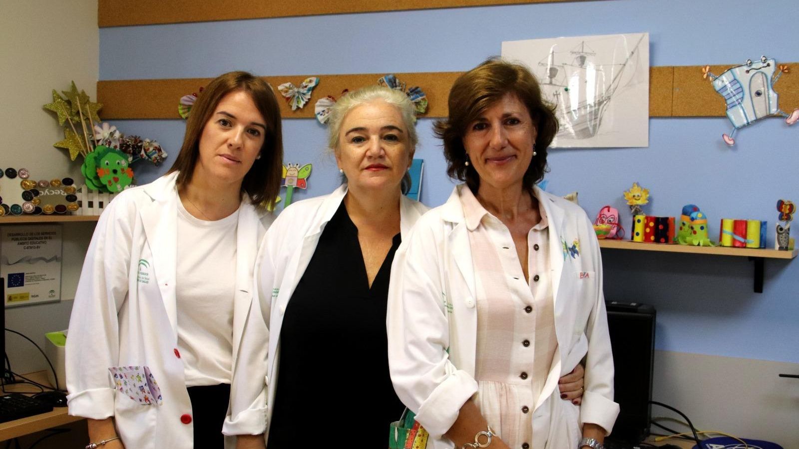 Pepi López, María Dolores Ruiz y Begoña Díaz, las tres maestras del aula hospitalaria del Virgen Macarena.