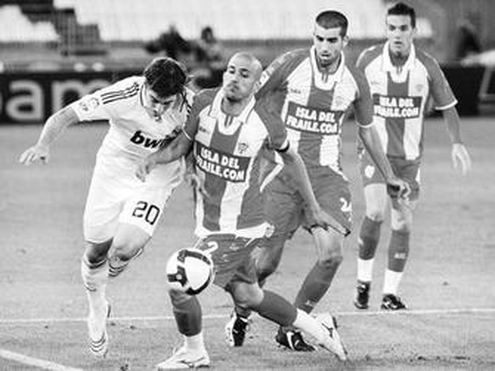 Bruno pugna con Higuaín ante Juanito y Julio Álvarez.