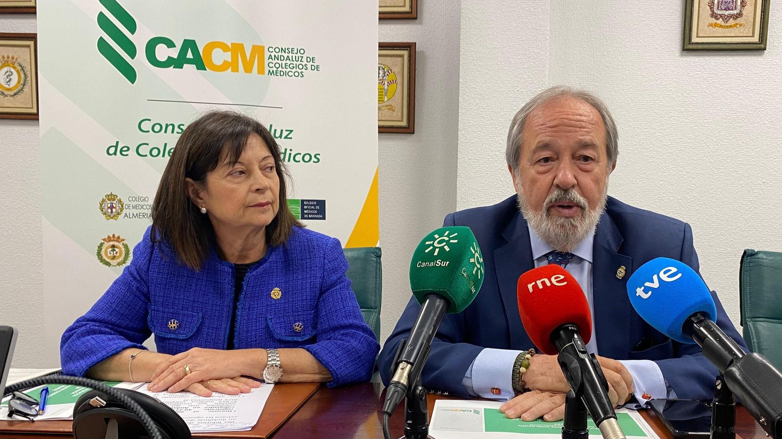 Alfonso Carmona y Mercedes Ramblado, este miércoles, en la presentación del informe.