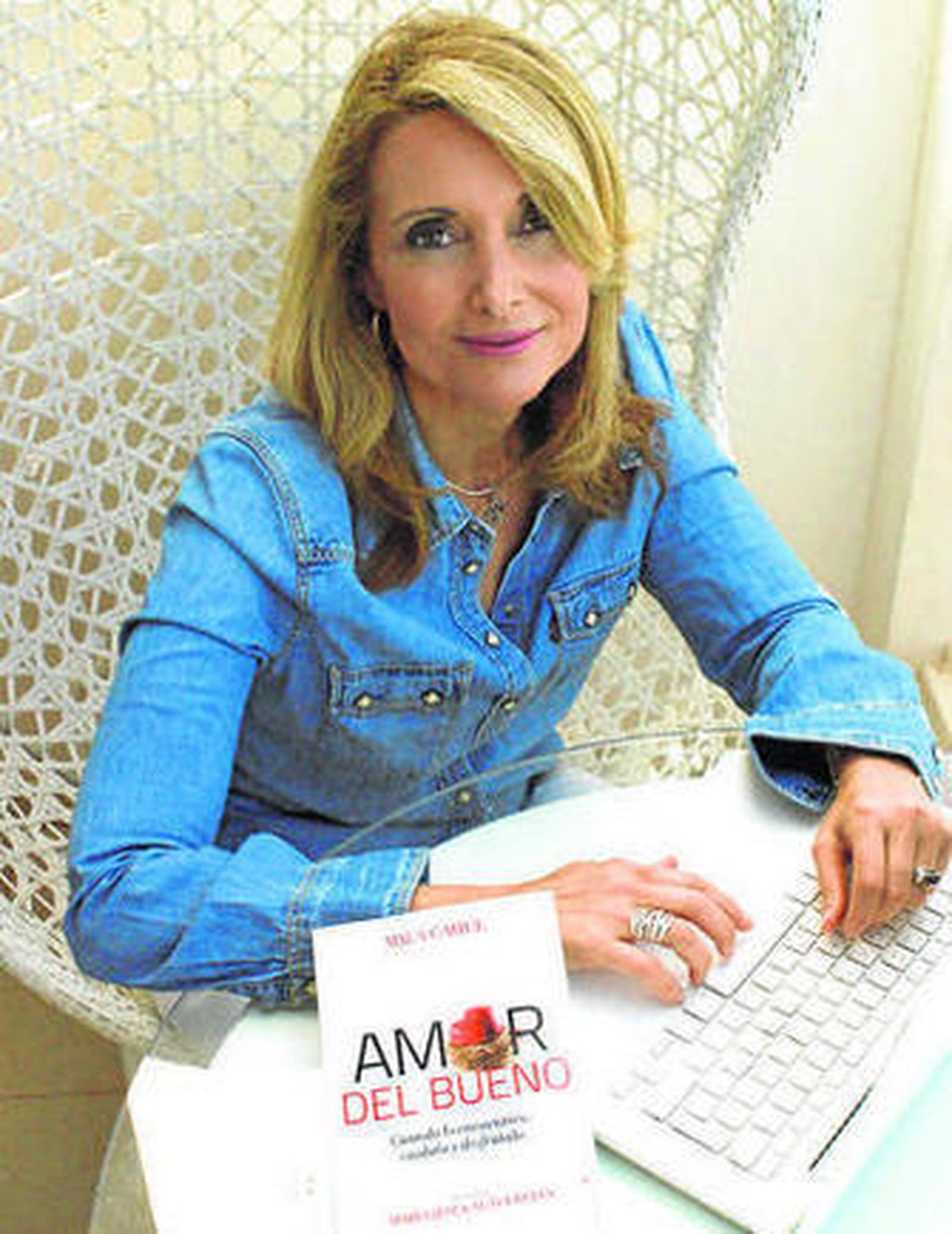 La autora posa con su libro 'Amor del Bueno'.