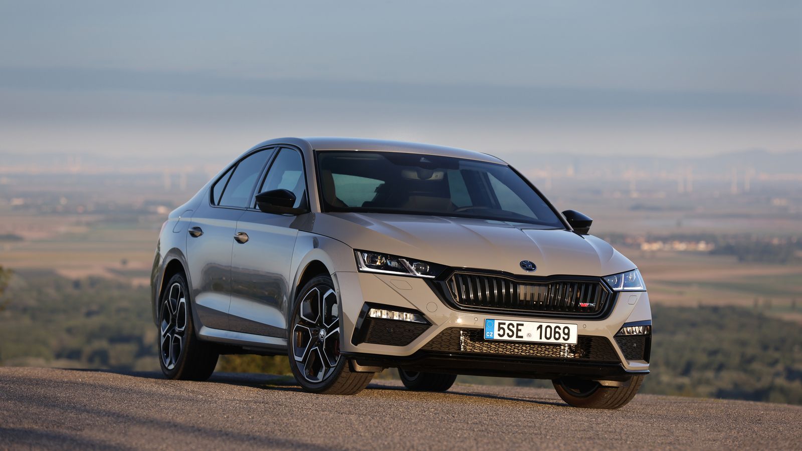 La presencia del RS está potenciada por los detalles en color negro. Este acabado sólo está disponible con el motor más potente de los dos sistemas híbridos.