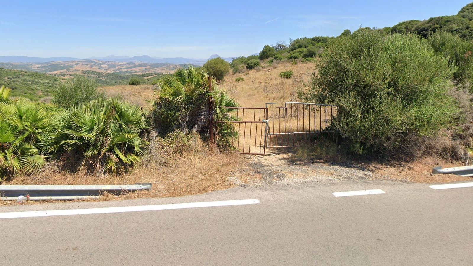Tras salir de la Finca de la Alcaidesa, tendremos que cruzar la carretera y entrar por esta puerta.