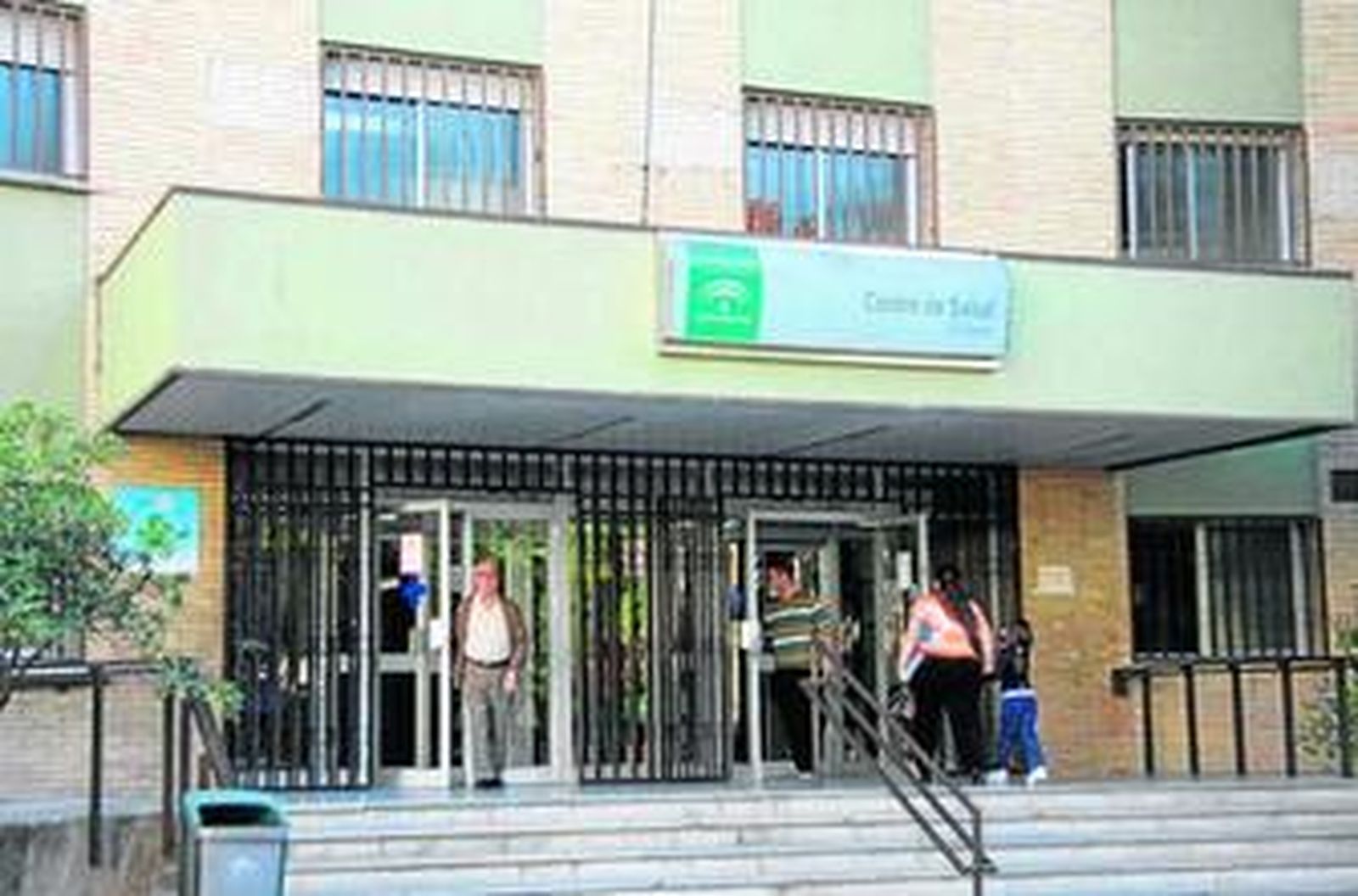 Varias personas acceden al centro de salud del Greco.