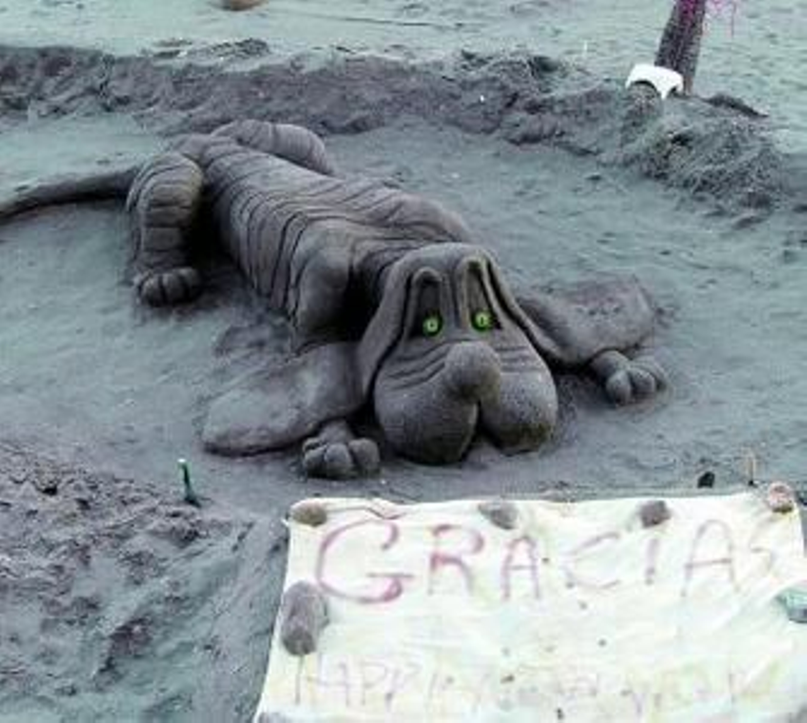 Saúl Rodríguez es uno de los escultores de arena que trabajan en la playa de La Carihuela.