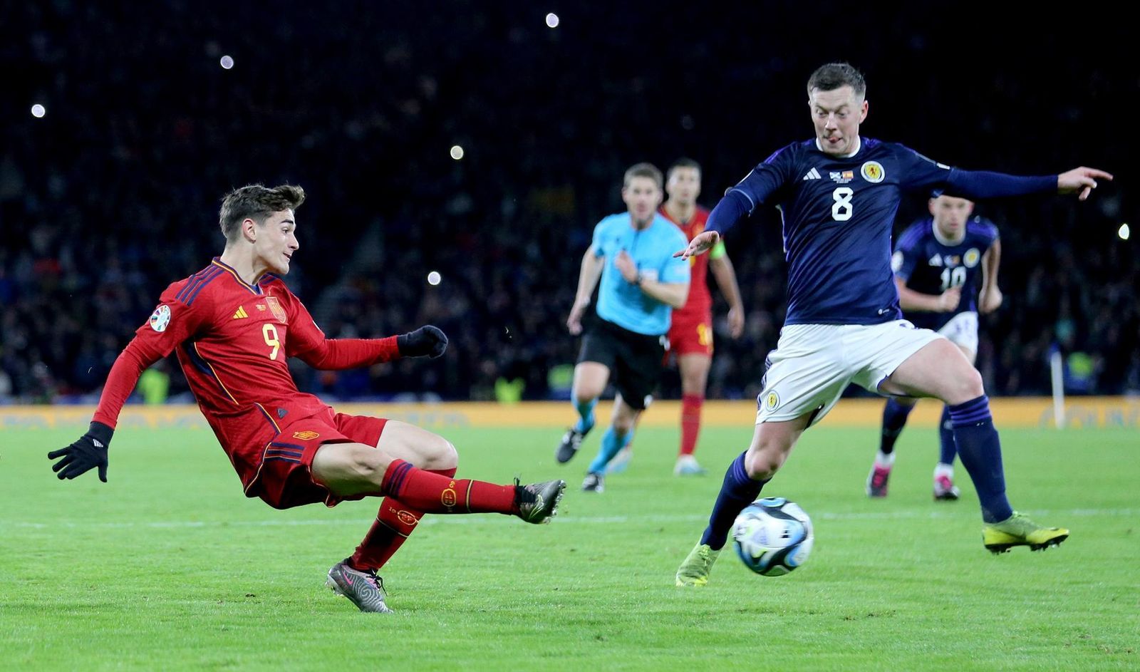 Gavi intenta un centro en el último tramo del encuentro.