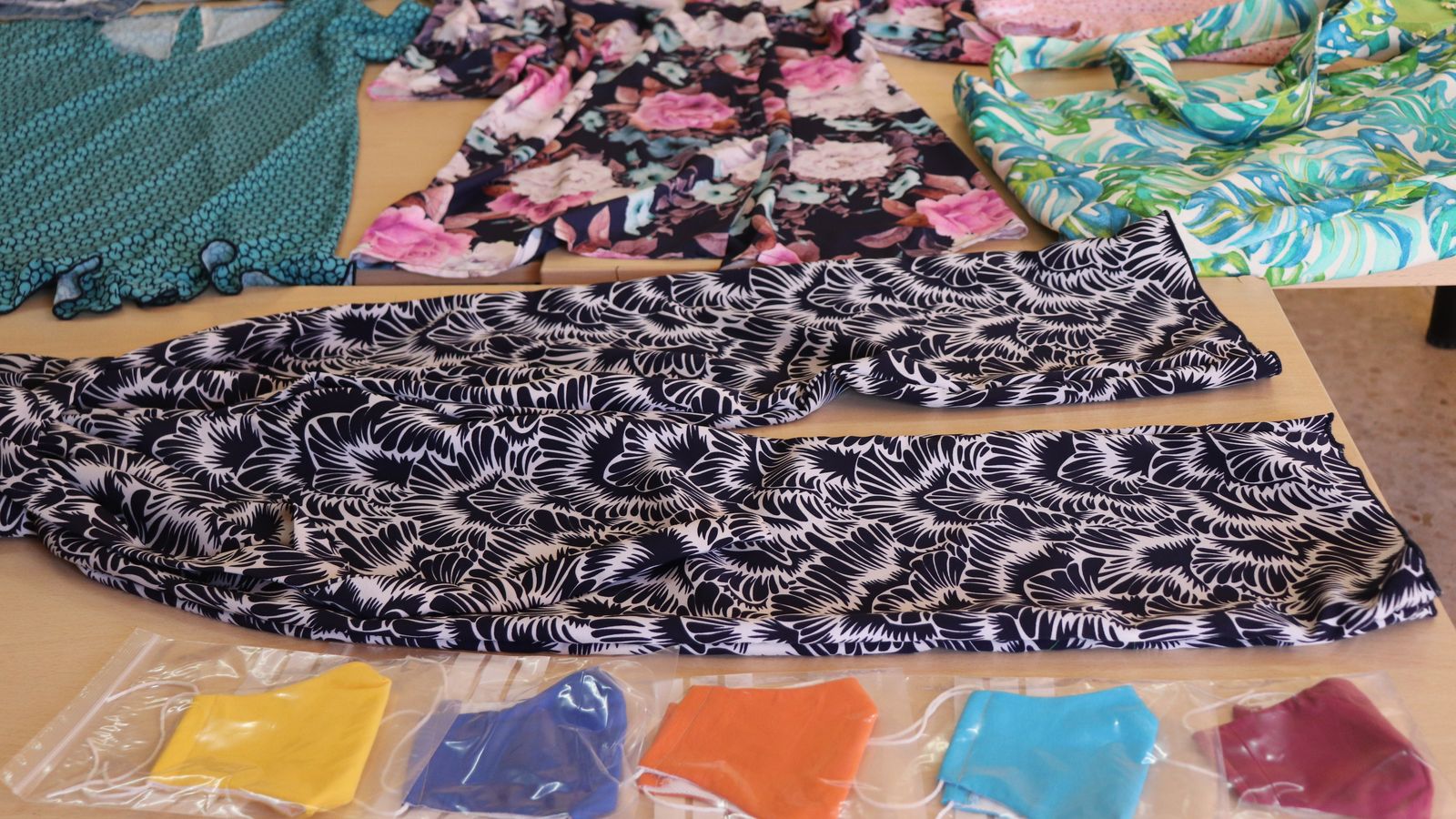 El alumnado del taller está viendo en la costura una posible salida laboral.