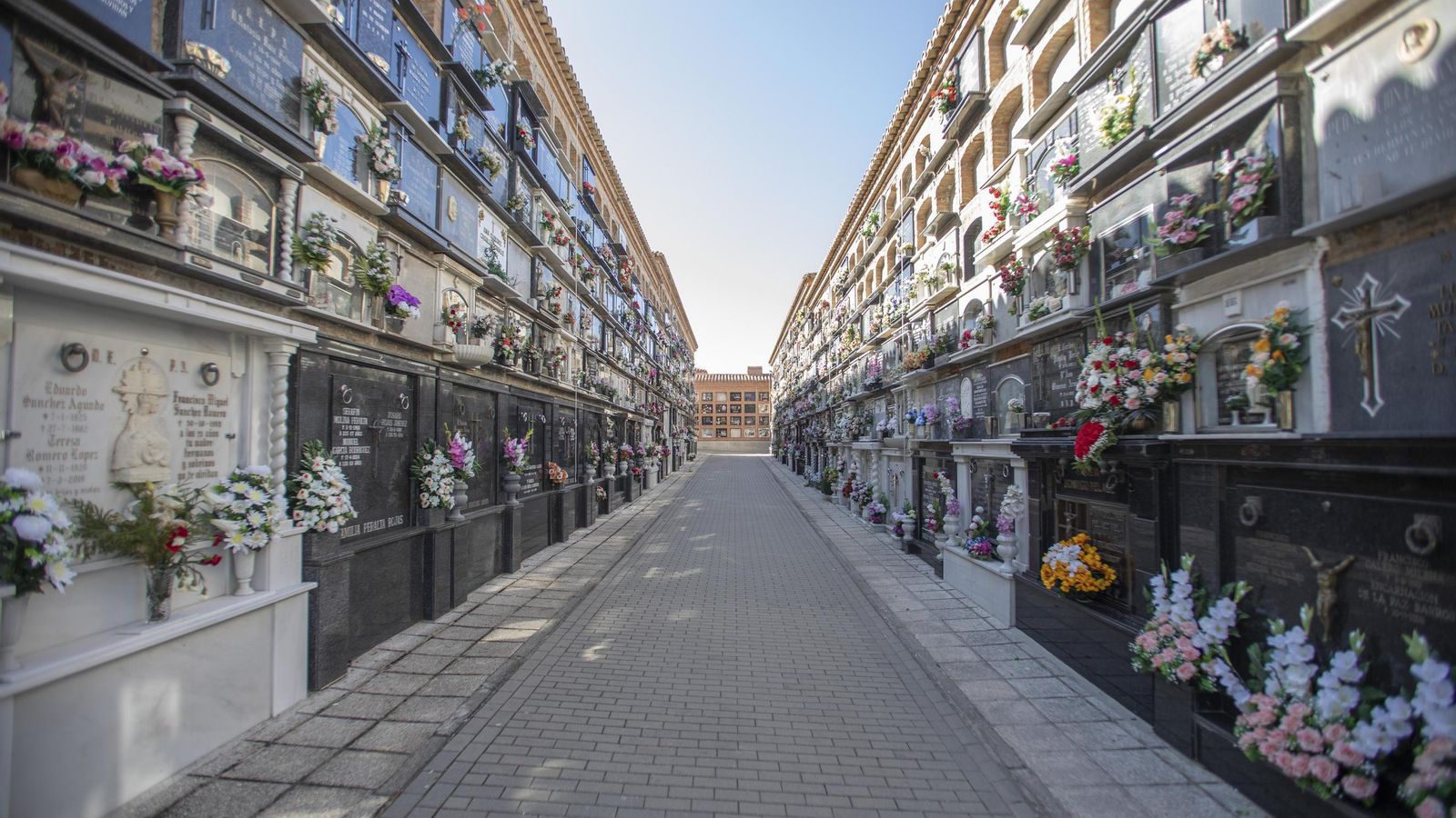 Uno de los pasillos del cementerio de Granada