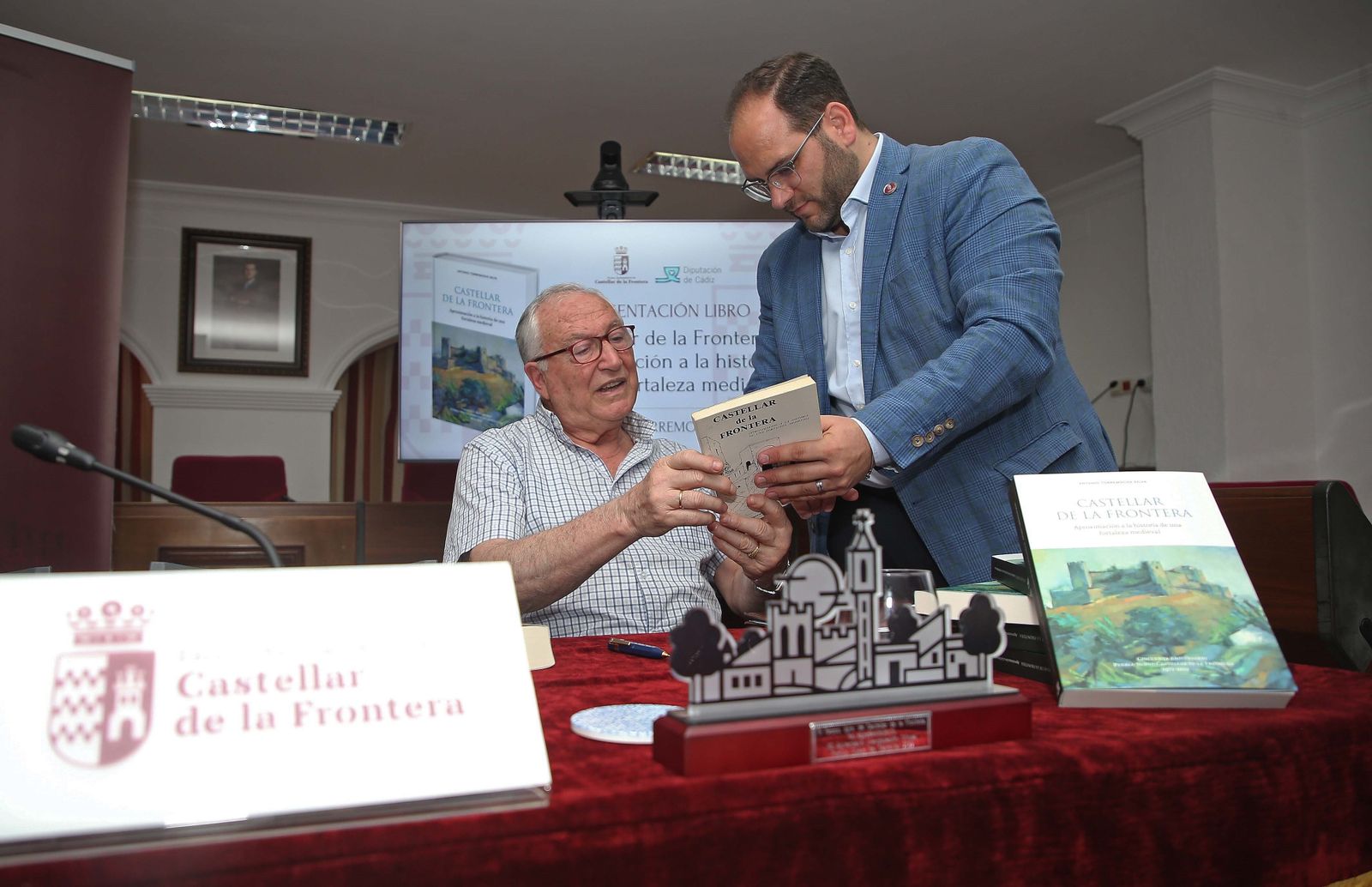 Antonio Torremocha y Adrián Vaca, con un ejemplar del libro.