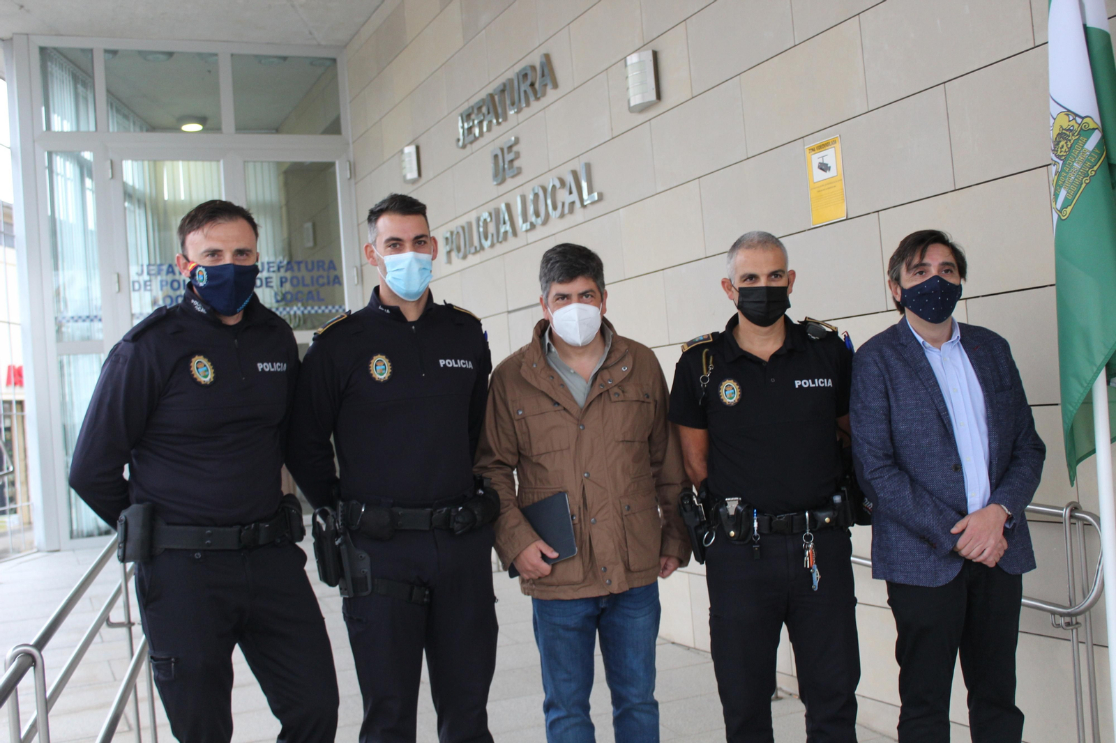 Los integrantes de la nueva unidad, con el alcalde y el concejal de Seguridad.