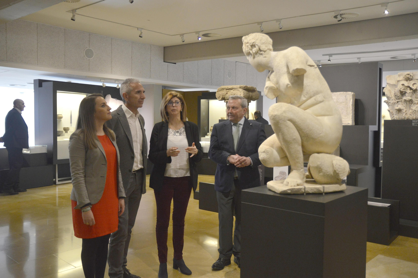 Ruiz, Vázquez, Baena y Alcalde, junto a una de las esculturas más representativas del museo.
