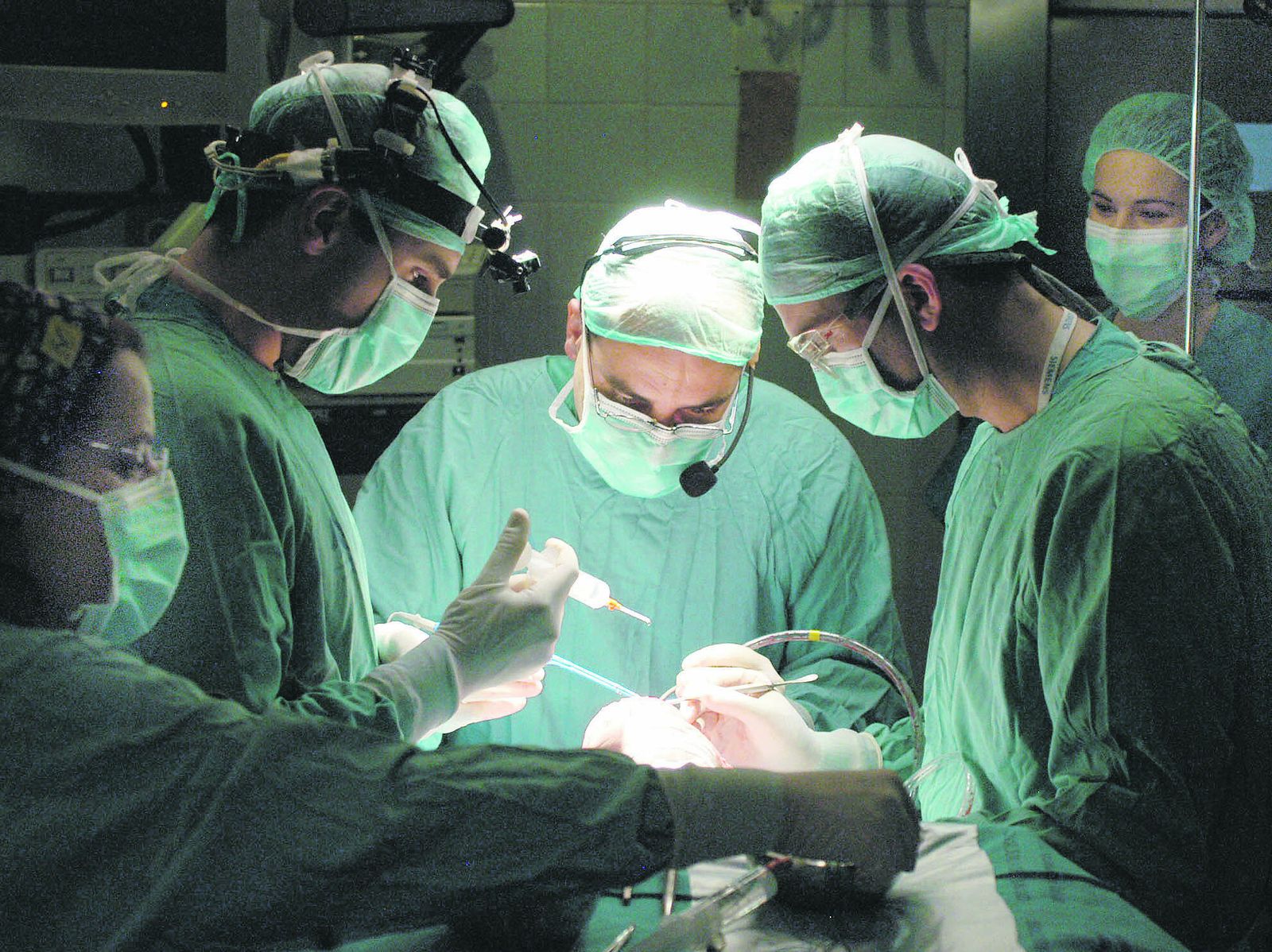 Profesionales sanitarios durante una intervención quirúrgica.