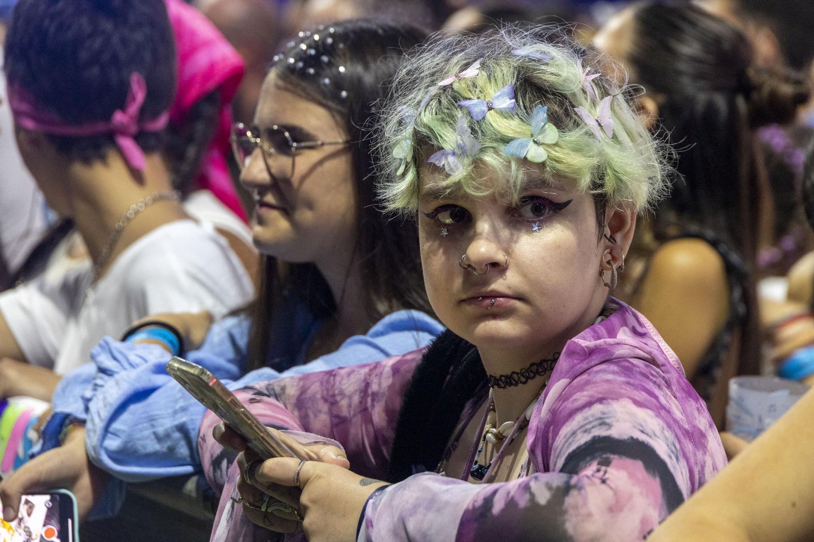 Búscate en las imágenes del concierto de Emilia en Concert Music Festival