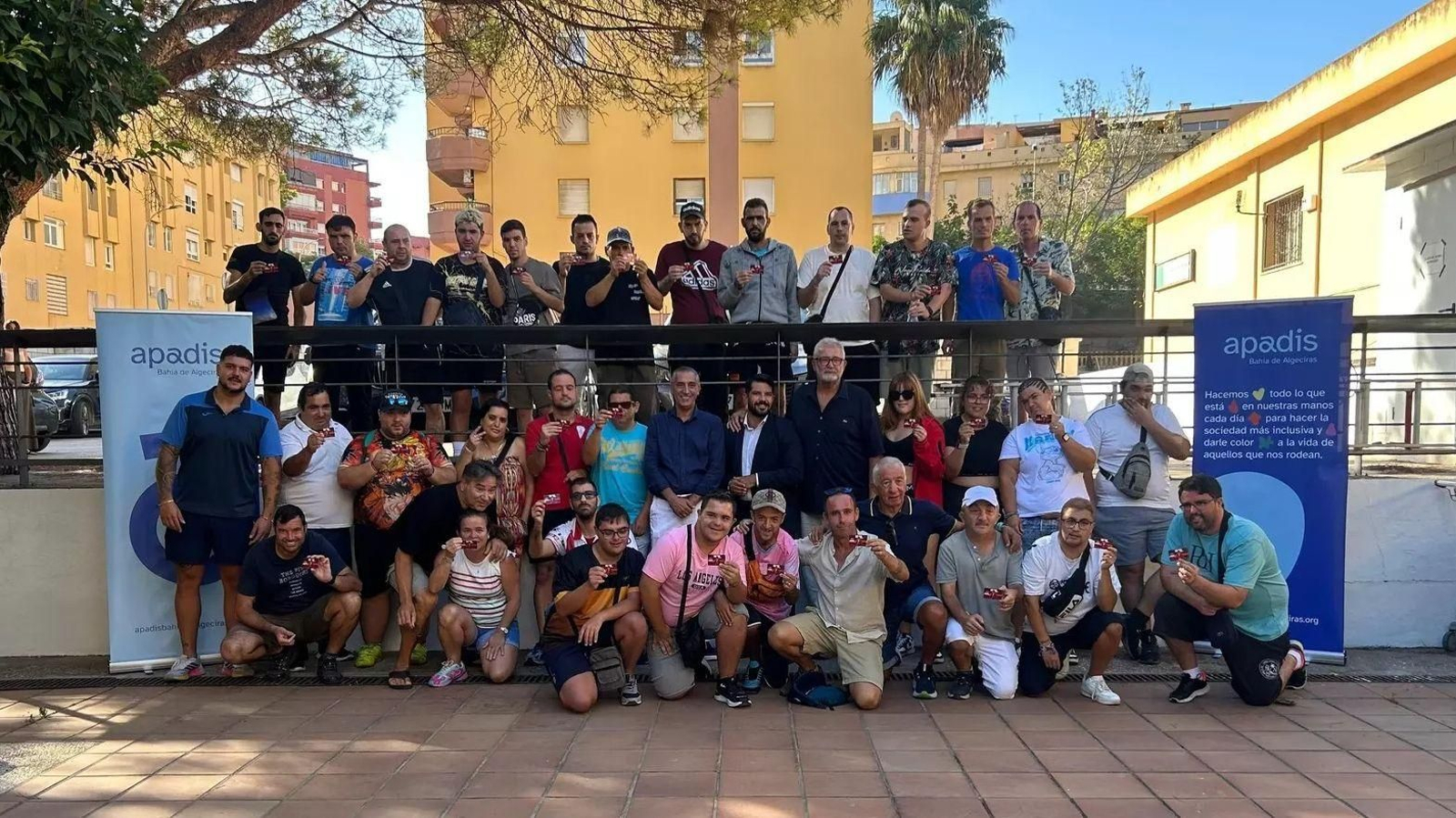 Miembros de Apadis tras la renovación del convenio con el Algeciras CF.