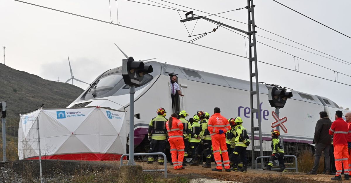 Al menos dos muertos al arrollar un tren Alvia a un coche en un paso a ...