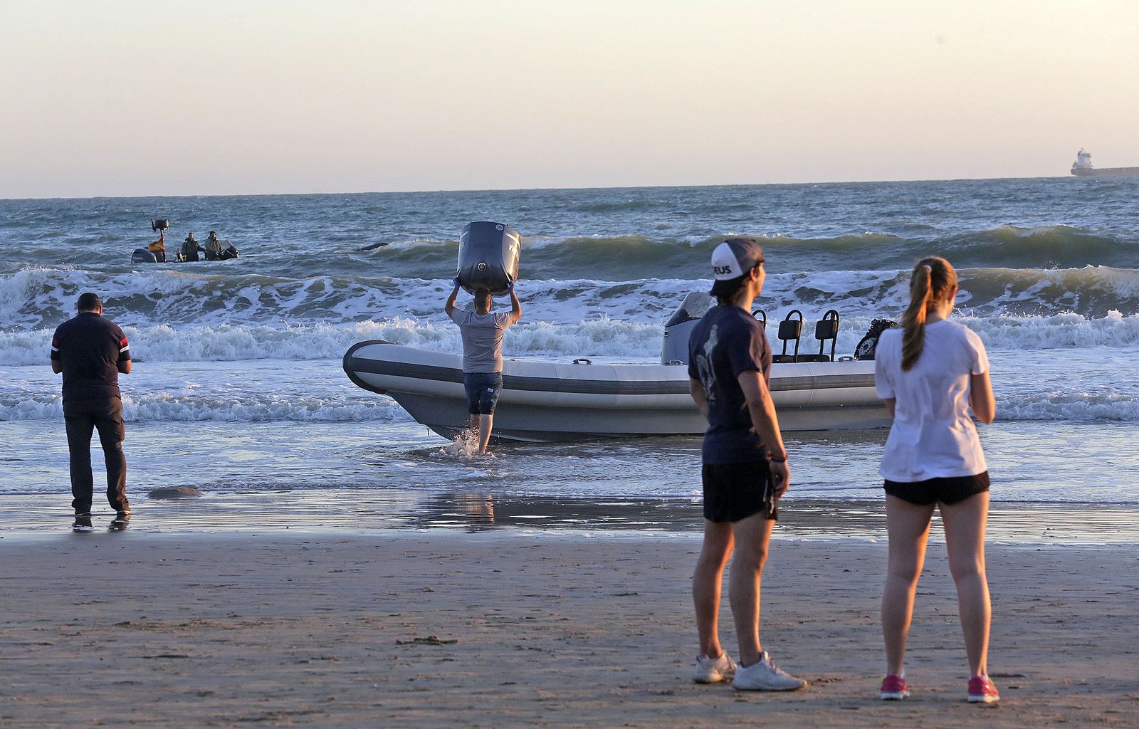 Narcolancha en la playa del Ancla en El Puerto durante el desconfinamiento