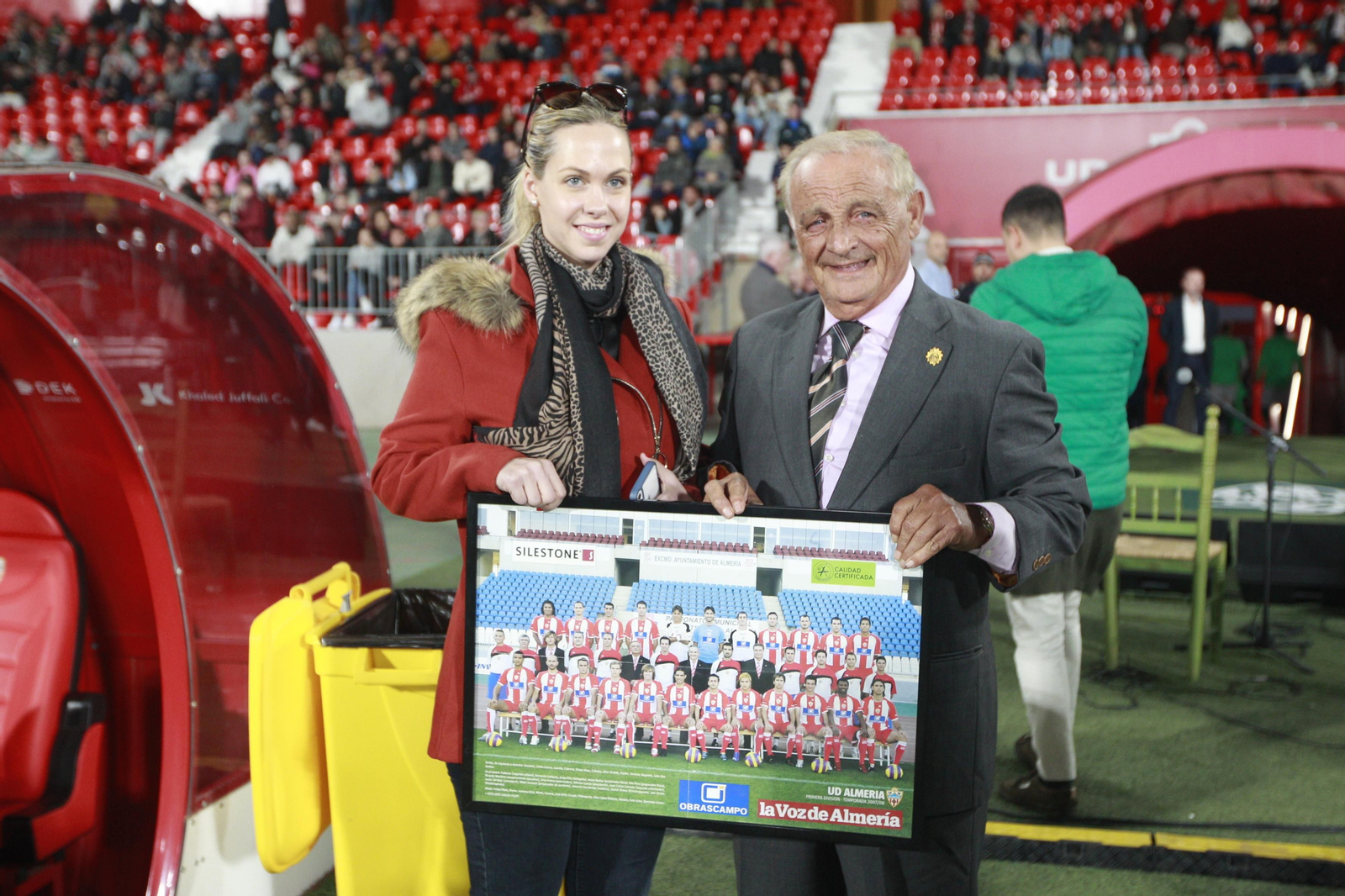 Imágenes del partido homenaje al 'eterno' capitán de la U.D. Almería, José Ortiz