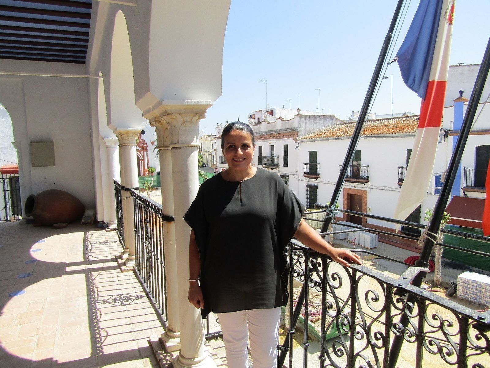 La alcaldesa María del Rocío Espinosa, en el balcón del Ayuntamiento de Almonte.