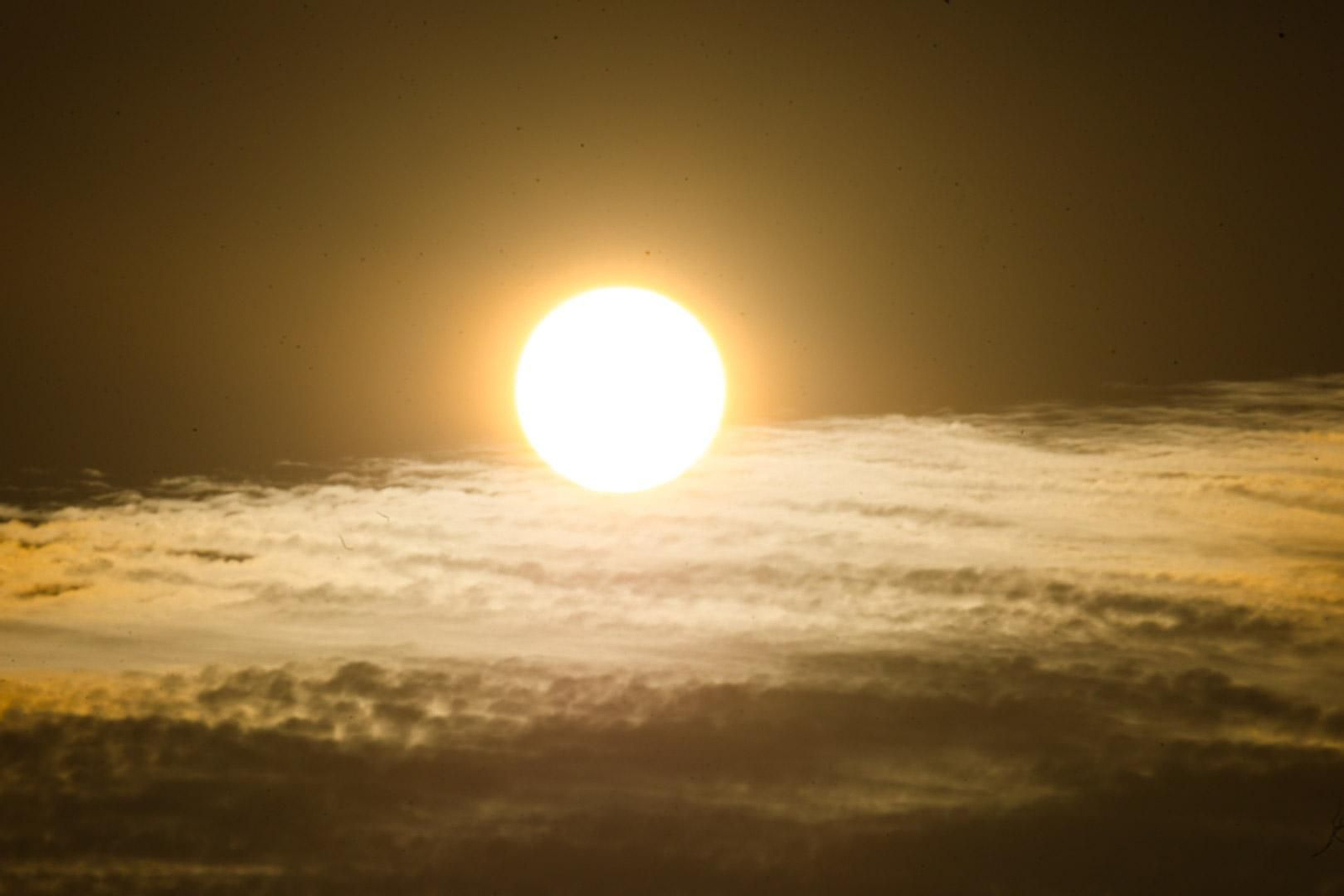 El muelle de la compañía Rio Tinto, el lugar de Huelva donde cada atardecer es un espectáculo diferente