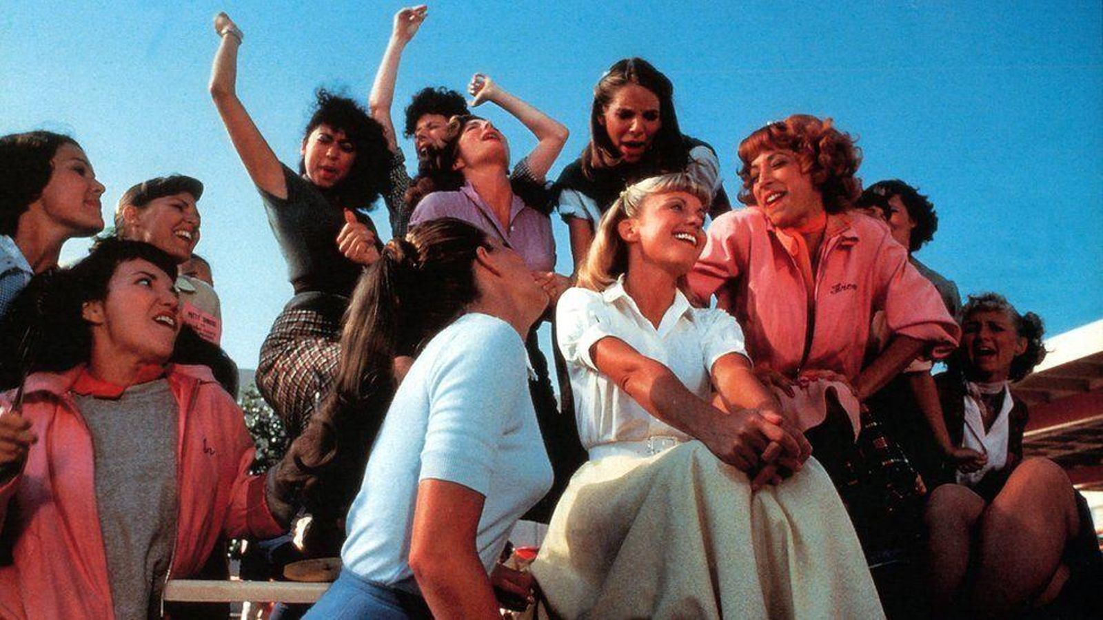 El número inicial de Olivia Newton-John, a su lado, Patty-Susan Buckner