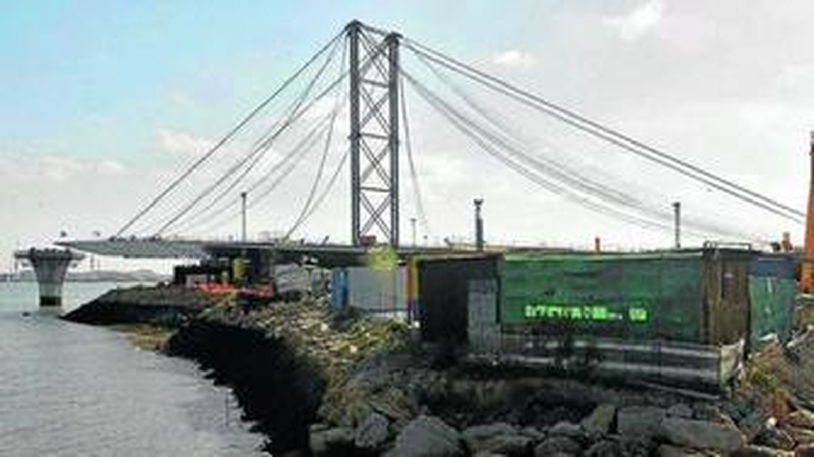 Imagen tomada ayer en la orilla gaditana del segundo puente sobre la bahía.
